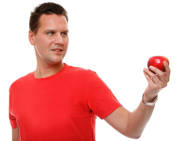 Knappe man in rode shirt met apple geïsoleerd — Stockfoto