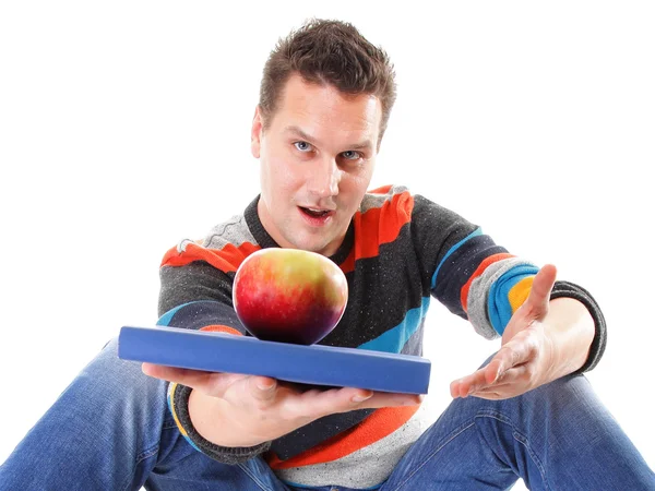 Hombre sosteniendo un libro y una manzana roja — Foto de Stock