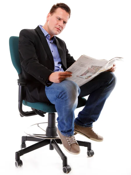 Podnikatel čte noviny izolované — Stock fotografie
