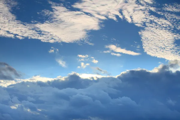 Cloudy blue sky leaving for horizon blue surface sea — Stock Photo, Image