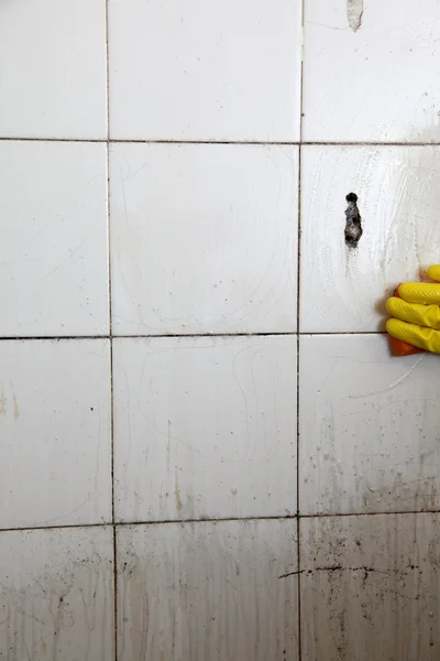 Cleaning of dirty old tiles in a bathroom — Stock Photo, Image