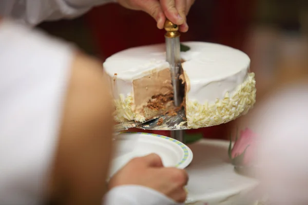美しいウエディング ケーキを切る 1 つの手 — ストック写真