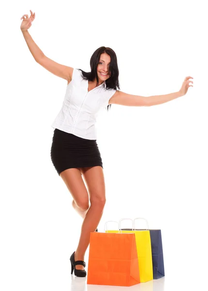 Retrato de mulher jovem carregando sacos de compras contra o bac branco — Fotografia de Stock