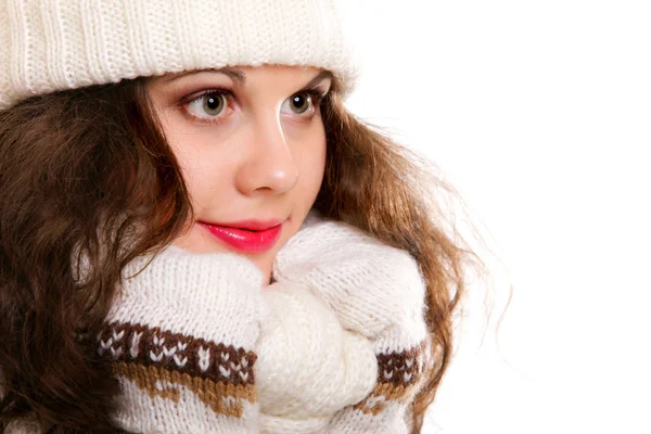 Güzel bir kadın sıcak giysiler kış — Stok fotoğraf