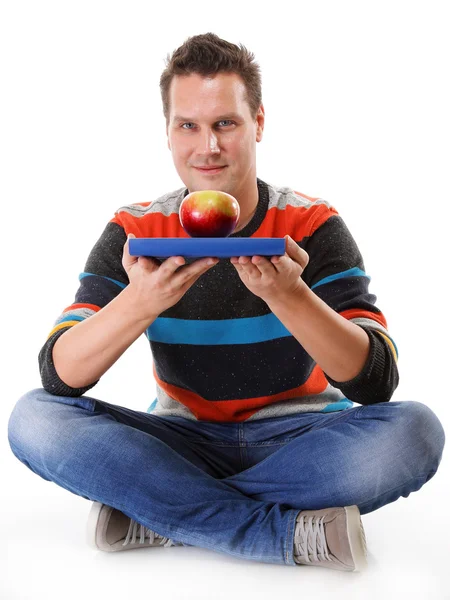 Homme tenant un livre et une pomme rouge tout le corps — Photo