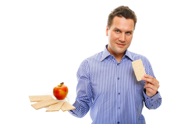 Estilo de vida saludable hombre comiendo pan crujiente y manzana — Foto de Stock