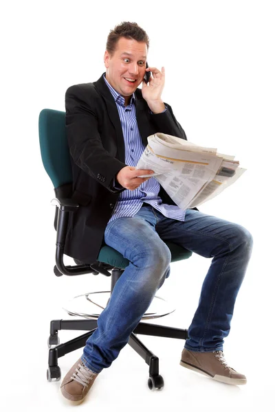 Man kijkt verbaasd tijdens het lezen van een krant — Stockfoto