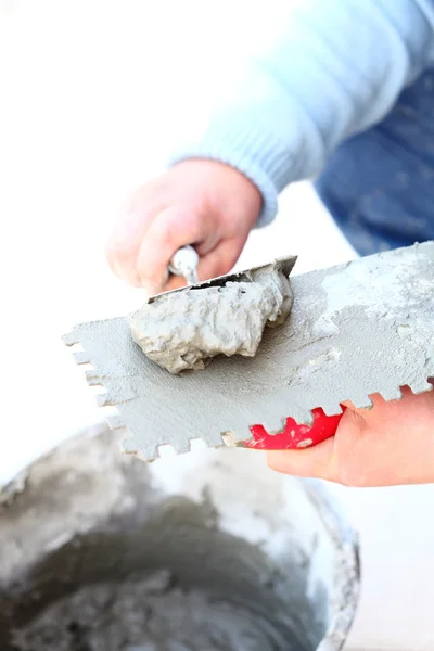 Construction worker is tiling at home — Stock Photo, Image