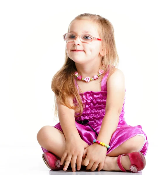 Niedliches kleines Mädchen sitzend und lächelnd, isoliert — Stockfoto