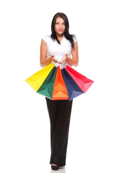 Retrato de mujer joven llevando bolsas de compras contra bac blanco —  Fotos de Stock