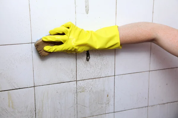 Pulizia di vecchie tegole sporche in un bagno — Foto Stock