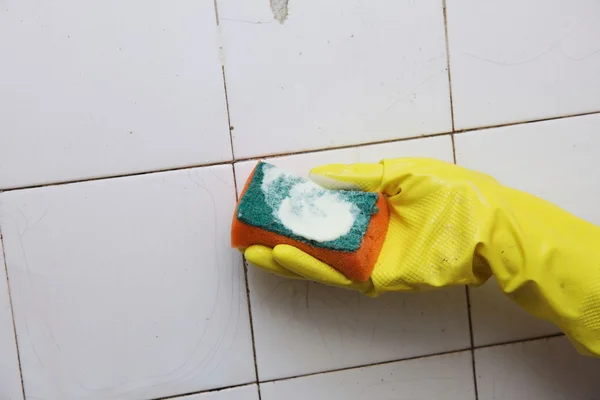 Cleaning of dirty old tiles in a bathroom — Stock Photo, Image