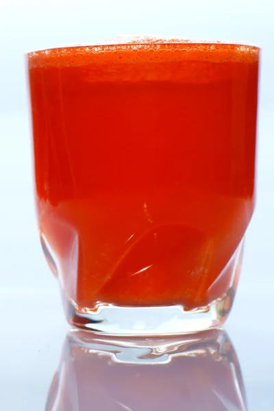 Gulrotsaft i glass – stockfoto