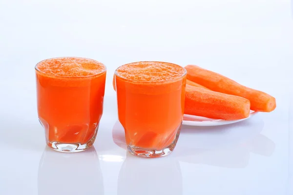 Morotsjuice i glas — Stockfoto