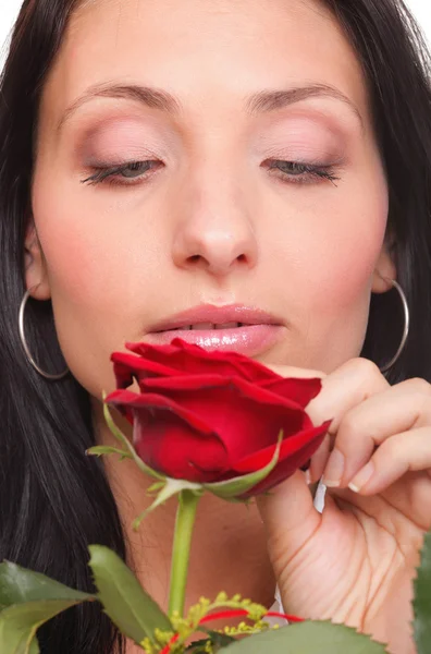 Ritratto ravvicinato di giovane donna attraente che tiene una rosa rossa — Foto Stock