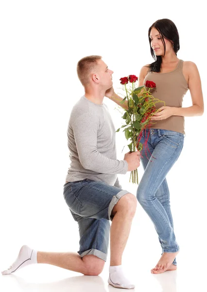 Attrayant jeune couple cadeau rose à la main isolé — Photo