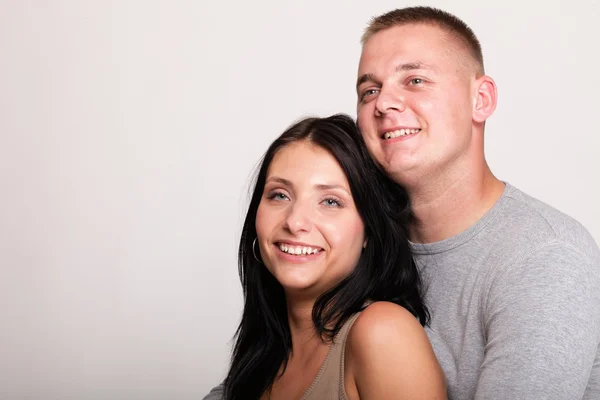 Porträt eines schönen jungen glücklichen lächelnden Paares isoliert — Stockfoto