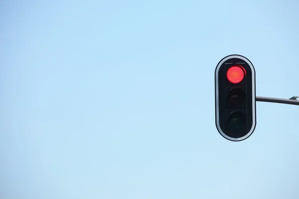 Semáforos vermelhos contra fundos céu azul — Fotografia de Stock
