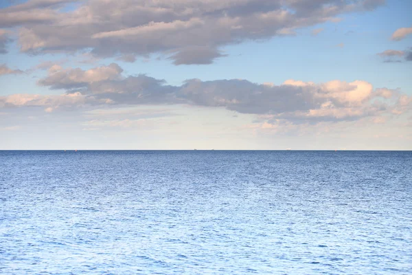 Bulutlu mavi gökyüzü mavi ufuk yüzey denize gidiyor — Stok fotoğraf