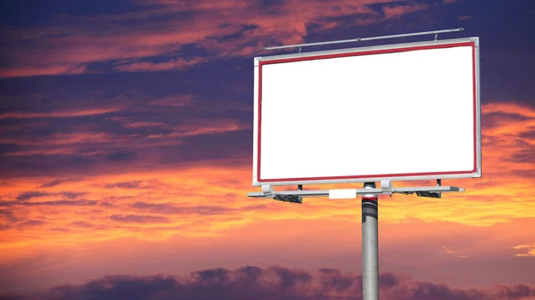 Boş beyaz billboard reklam için akşam gökyüzü üzerinde — Stok fotoğraf