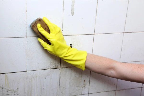 Limpeza de telhas velhas sujas em um banheiro — Fotografia de Stock