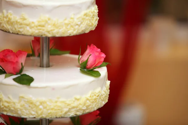 Wedding cake with red roses — Stock Photo, Image