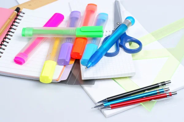 A scuola, primi piani, materiale scolastico — Foto Stock