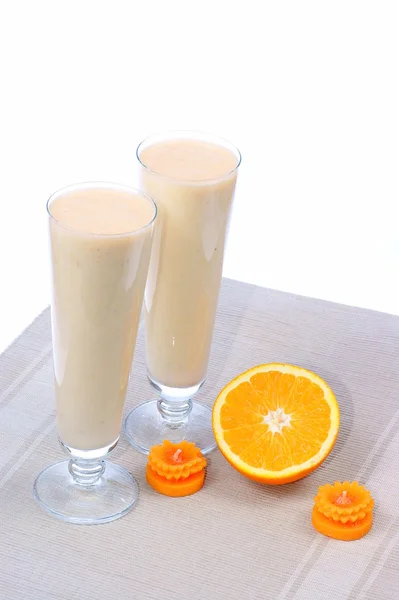 オレンジ色の果物のスライスやカクテル、白の背景に分離 — ストック写真