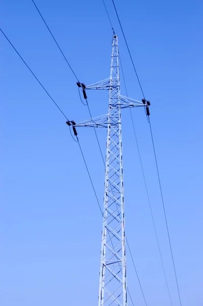Power line pol på blå himmel bakgrund — Stockfoto