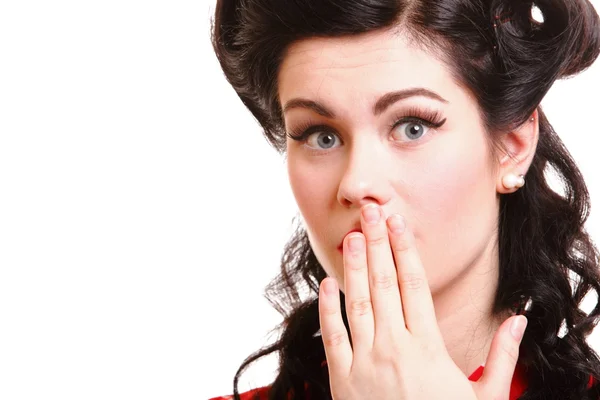 Überrascht Mädchen, das ihren Mund mit den Händen bedeckt — Stockfoto