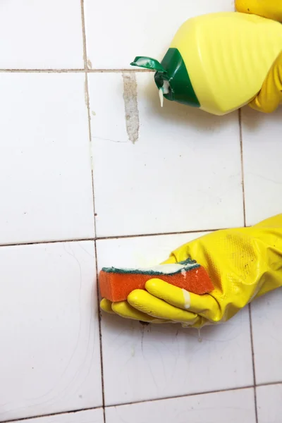La limpieza de azulejos viejos sucios en un baño — Foto de Stock