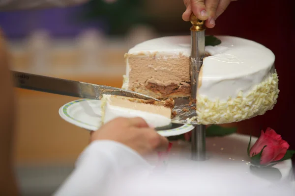 One hand cutting beautiful wedding cake — Stock Photo, Image
