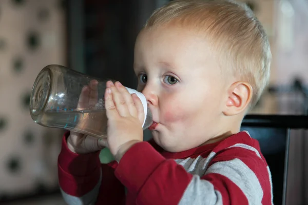 Junge mit der Flasche — Stockfoto