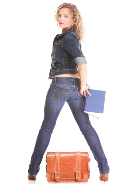Krásná mladá žena blond postavení celého těla v džínách izolovat — Stock fotografie
