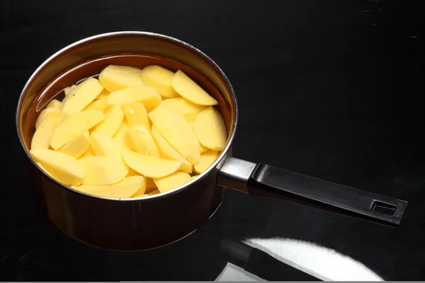 Batatas descascadas cruas na panela — Fotografia de Stock