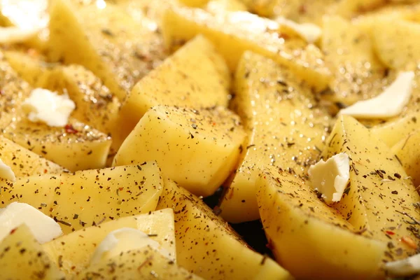 Çiğ patates ile baharatlar kavrulmuş için hazır — Stok fotoğraf