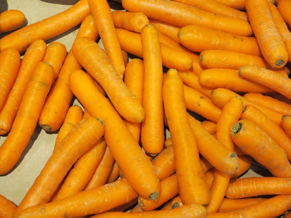 Verdure fresche al supermercato. Carota — Foto Stock