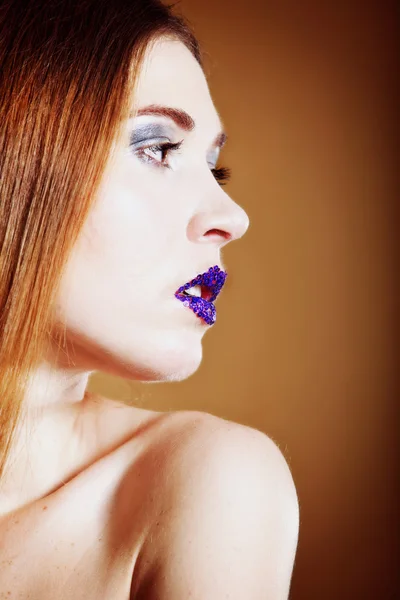 Retrato de mujer hermosa joven creativo maquillaje — Foto de Stock