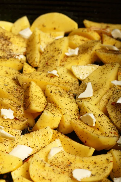 Raw potatoes with spices ready to be roasted — Stock Photo, Image