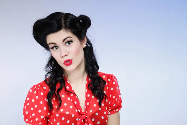 Donna pin-up make-up acconciatura in posa in studio — Foto Stock