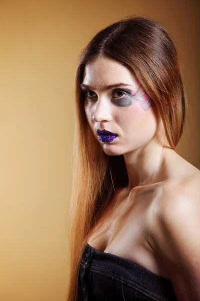 Retrato de mujer hermosa joven creativo maquillaje —  Fotos de Stock