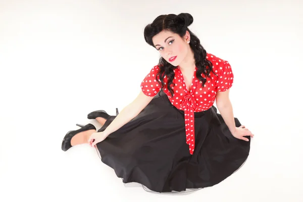 Donna pin-up make-up acconciatura in posa in studio — Foto Stock