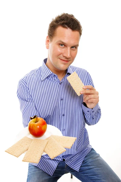 Estilo de vida saudável homem comendo pão crocante e maçã — Fotografia de Stock