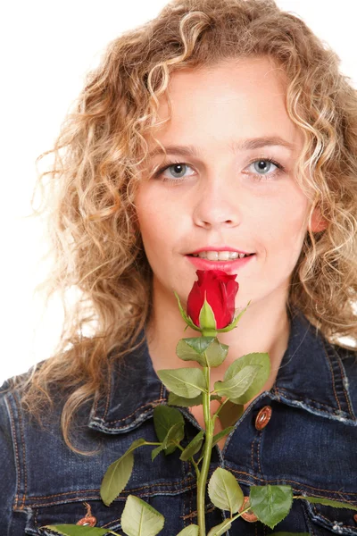 Linda jovem loira no retrato romântico vermelho rosa isola — Fotografia de Stock
