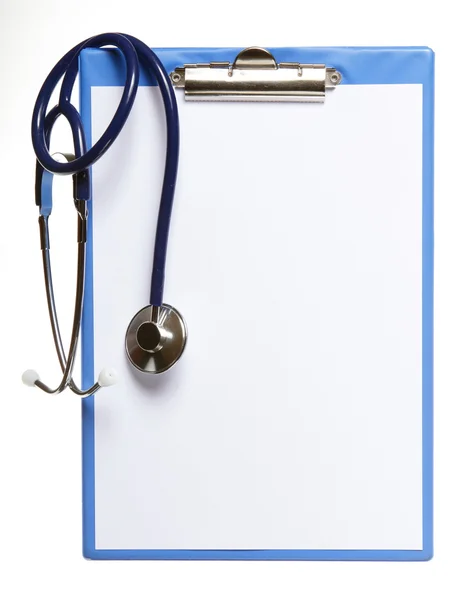 Clipboard médico em branco com estetoscópio isolado — Fotografia de Stock