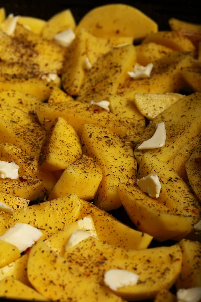 Ruwe aardappelen met kruiden klaar om te worden gebrand — Stockfoto