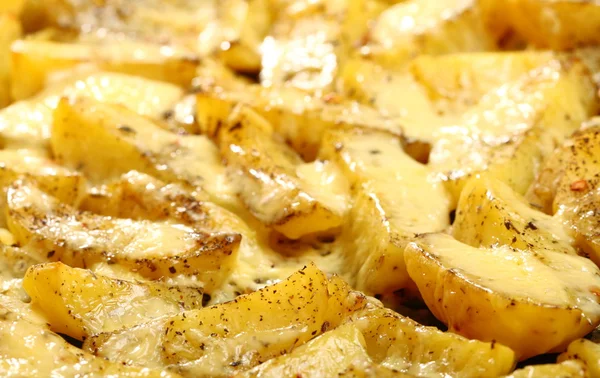 Geroosterde aardappelen met specerijen en kaas — Stockfoto