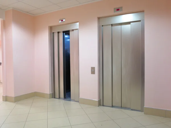 Moderner Aufzug mit offenen und geschlossenen Türen — Stockfoto