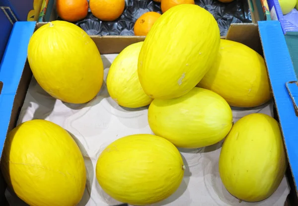 Un sacco di melone giallo sul mercato — Foto Stock