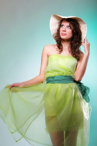 Belo retrato de mulher de primavera. conceito verde — Fotografia de Stock